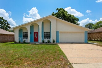 Building Photo - 1012 San Saba Dr