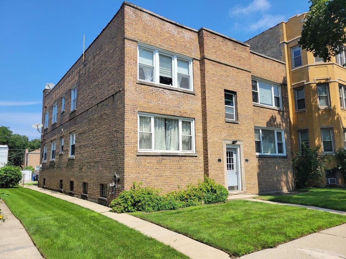 Building Photo - 2636 W Berwyn Ave
