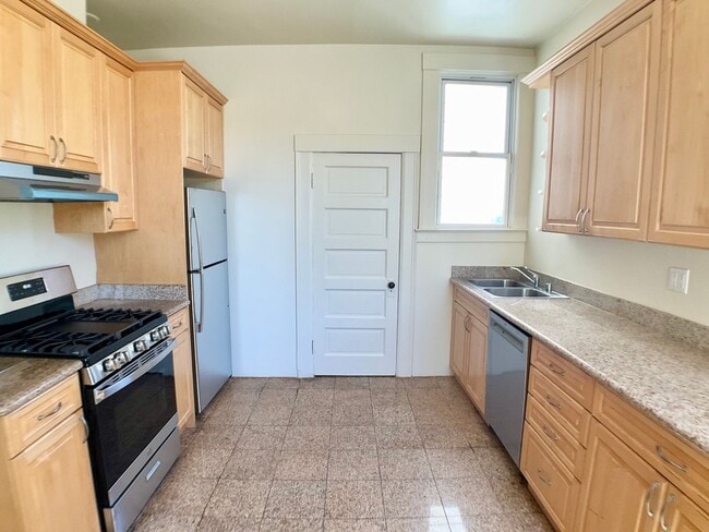 Building Photo - TOP FLOOR 4/2. In-Unit Laundry! Dishwasher...