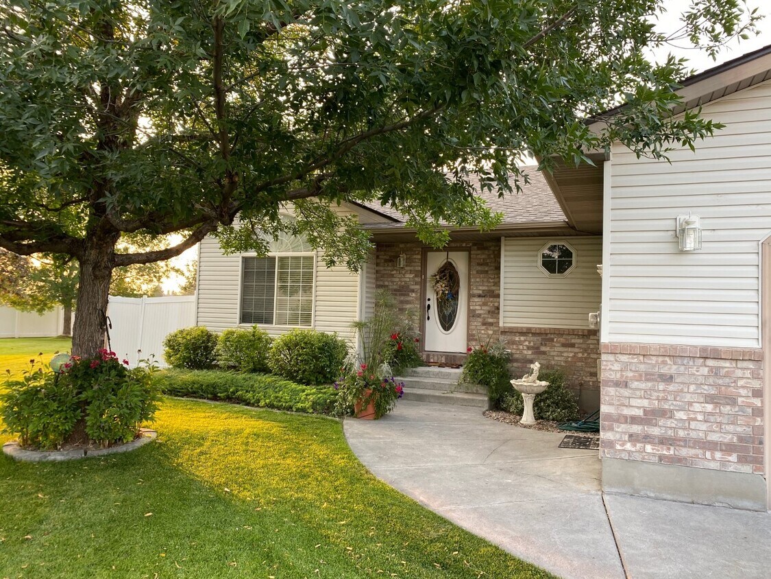 3733 Meadowbrook Cir, Ammon, ID 83406 Townhome Rentals in Ammon ID