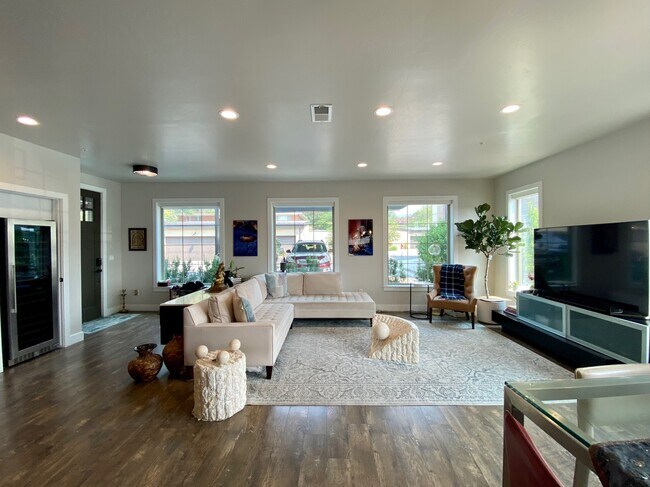 Foto del edificio - 2340 Phylden Dr