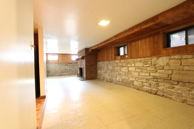 Building Photo - 1426 W Flournoy St