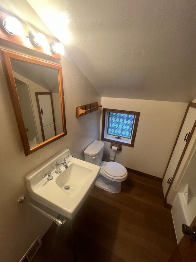 Building Photo - 346 E 2nd St