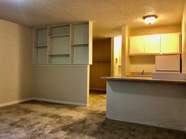 Foto del edificio - 651 E Twain Ave