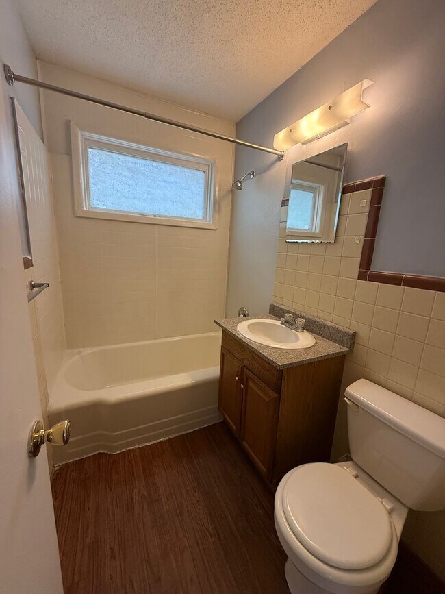 Building Photo - Charming 2 Bedroom Brick Duplex- Pet Frien...