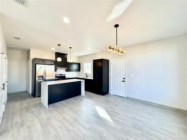 Building Photo - 27 Selena St