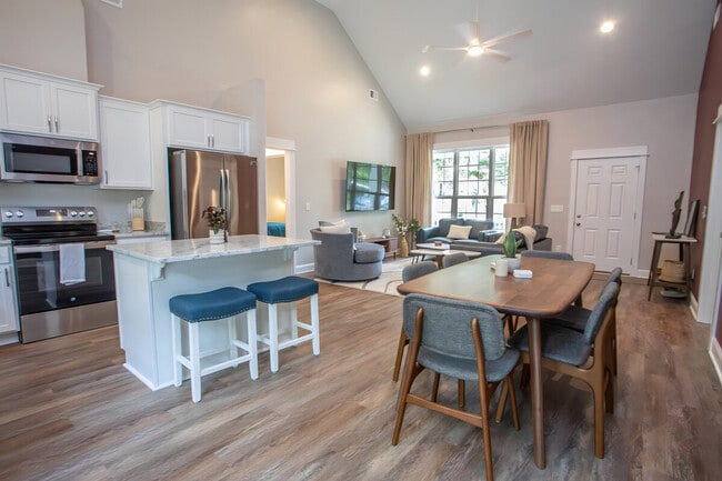 Building Photo - 2202 Elkridge Dr