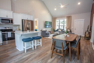 Building Photo - 2202 Elkridge Dr