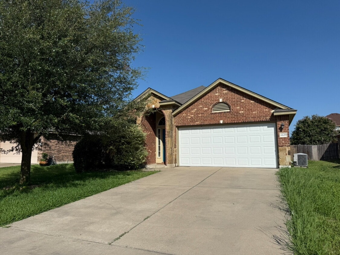Primary Photo - Comfort, Style & Privacy in the Heart of S...