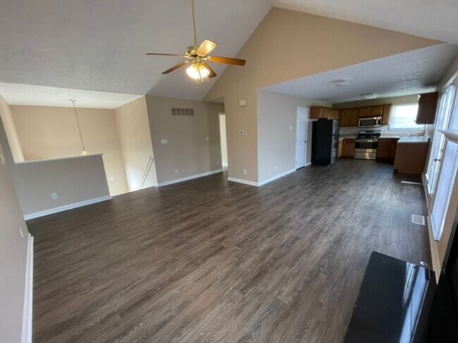 Foto del edificio - Large Home in Shelbyville For Rent