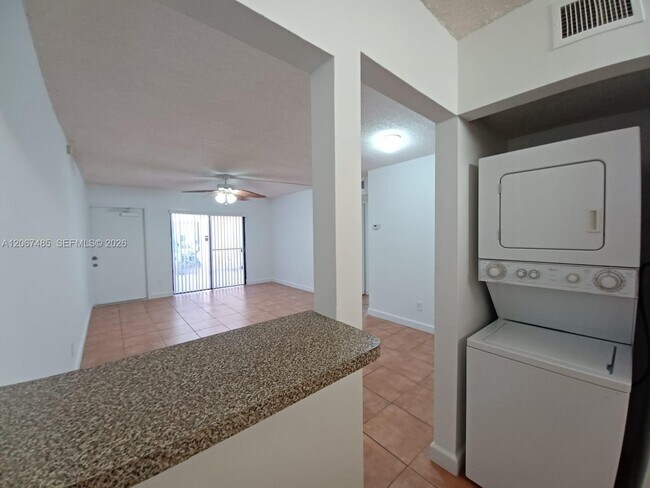 Foto del edificio - 11120 Royal Palm Blvd