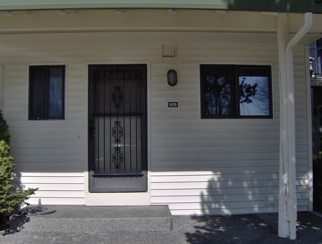 Foto del edificio - Cozy Townhouse! Water Sewer and Garbage Included!