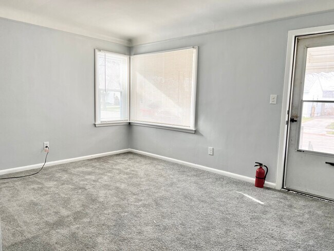 Building Photo - 976 E Browning Ave