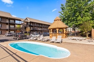 Building Photo - 836 W Glenn Ave