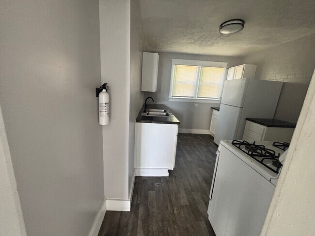 Foto del edificio - 8311 Decker Ave