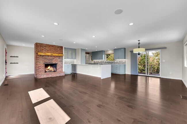Building Photo - $3,750, 4-Bed, 3-Bath Updated Home in Mani...