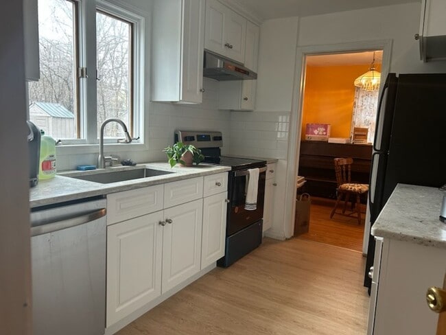 Building Photo - Beautiful 3 Bedroom, 2 Bathroom Home – Wal...
