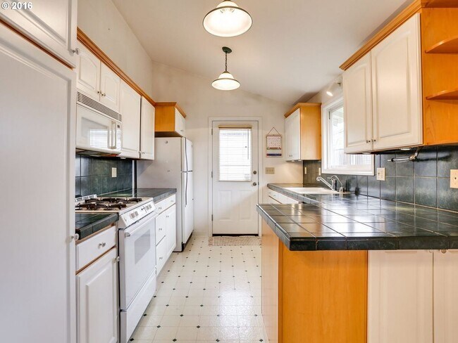 Foto del edificio - Price Reduced! Charming Home with Large Ya...
