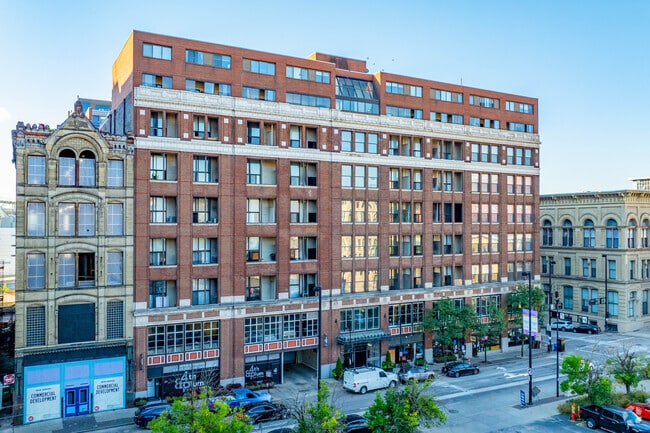 Building Photo - Fourth & Plum