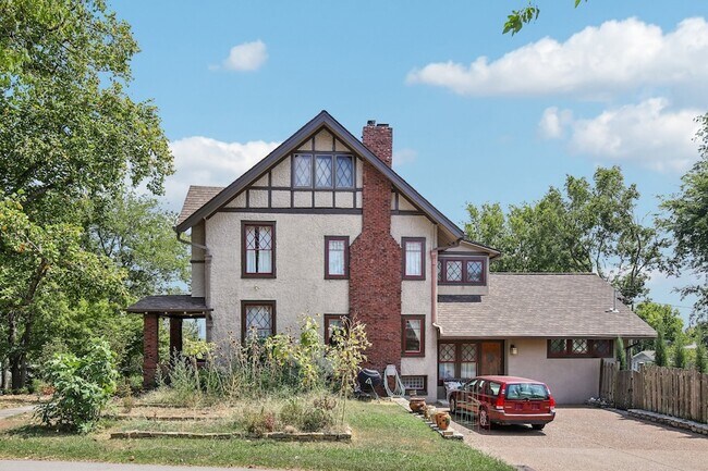 Building Photo - 1715 Cedar Ln