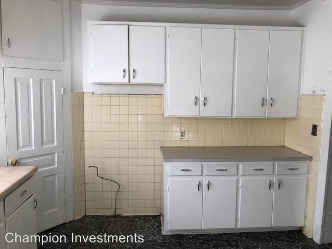 Building Photo - 2 br, 1 bath House - 210 W. King St.