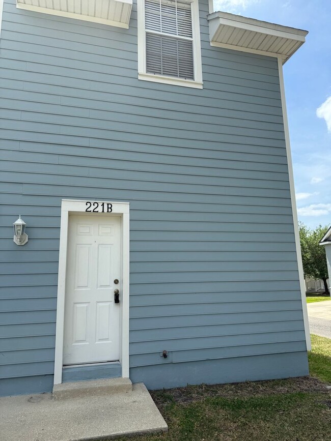 Building Photo - 221 Eastpark Dr