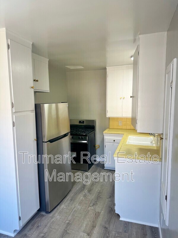 Building Photo - 215 W Acacia Ave