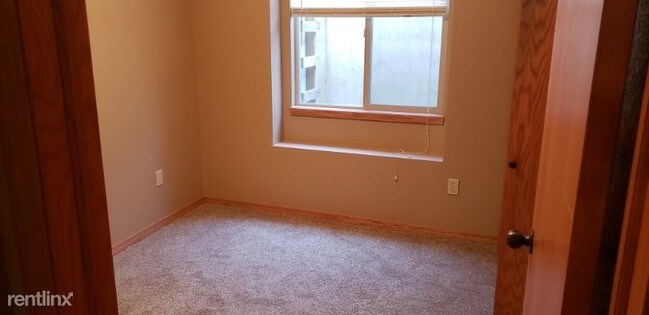 Building Photo - 4 br, 2 bath Apartment - 3111 E Shadybrook