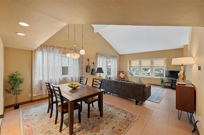 Building Photo - 8401 Los Ranchos Dr