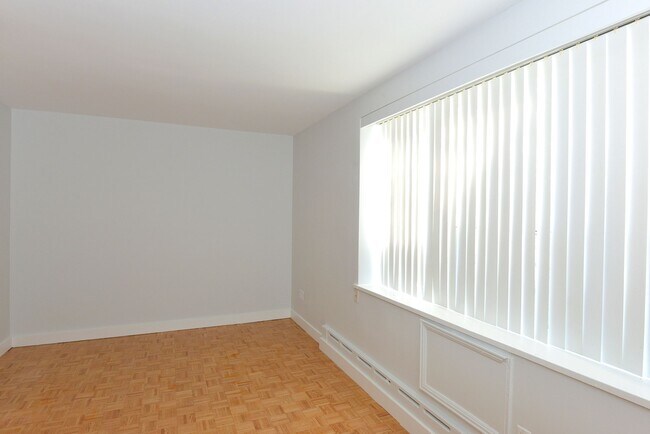 Building Photo - 263 Russell Hill Rd
