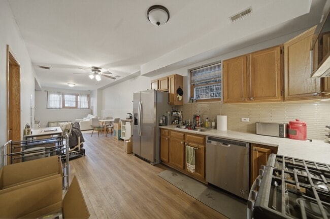 Building Photo - 844 N Wood St