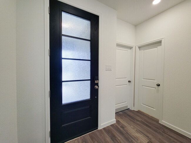 Foto del edificio - Beautiful single-level home that features a spacious open floorplan where the kitchen, nook and f...