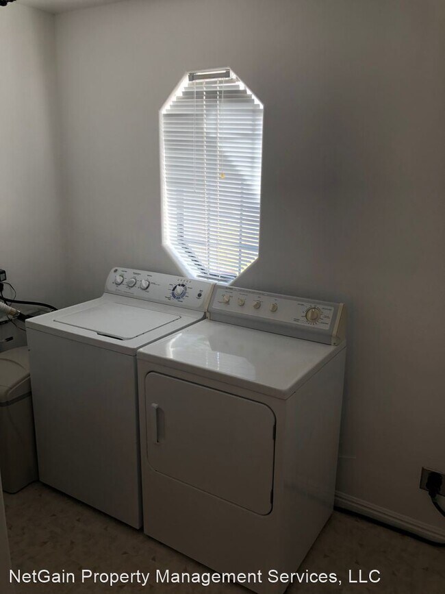 Foto del edificio - 3 br, 3 bath House - 646 W Greens Lake Dr