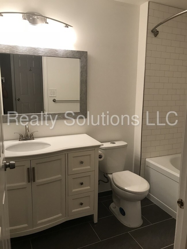 Foto del edificio - Gorgeous End Unit Town House