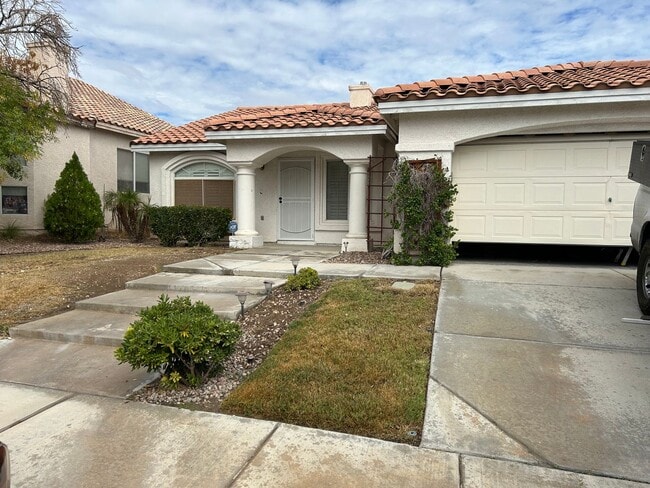 Foto del edificio - Single story pool home