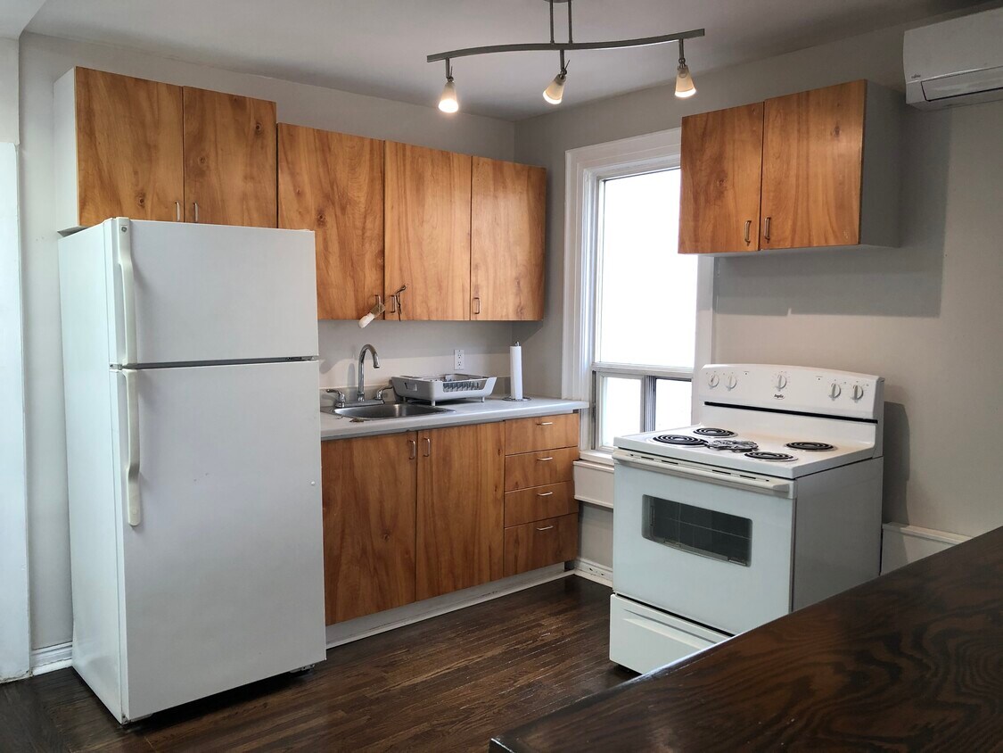 25 Firstbrooke Rd Unit Upper, Toronto, ON M4E 2L2 Apartments 25