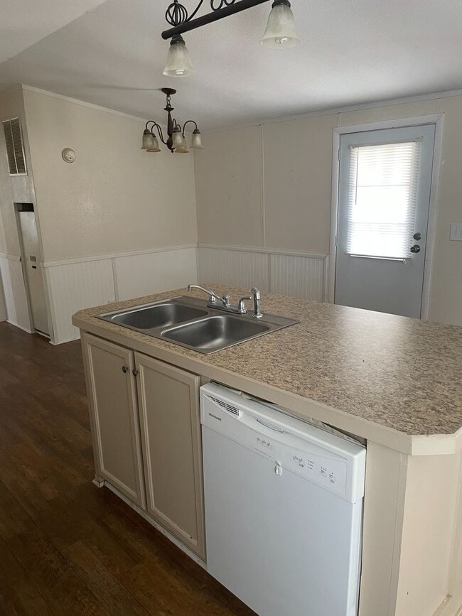 Building Photo - Blanchard 2 Bed 2 Bath Updated Home