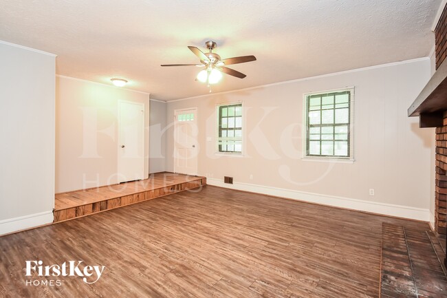 Building Photo - 3704 Newport Dr