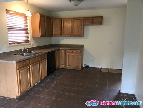 Building Photo - Move in ready 3bed 2.5 bath