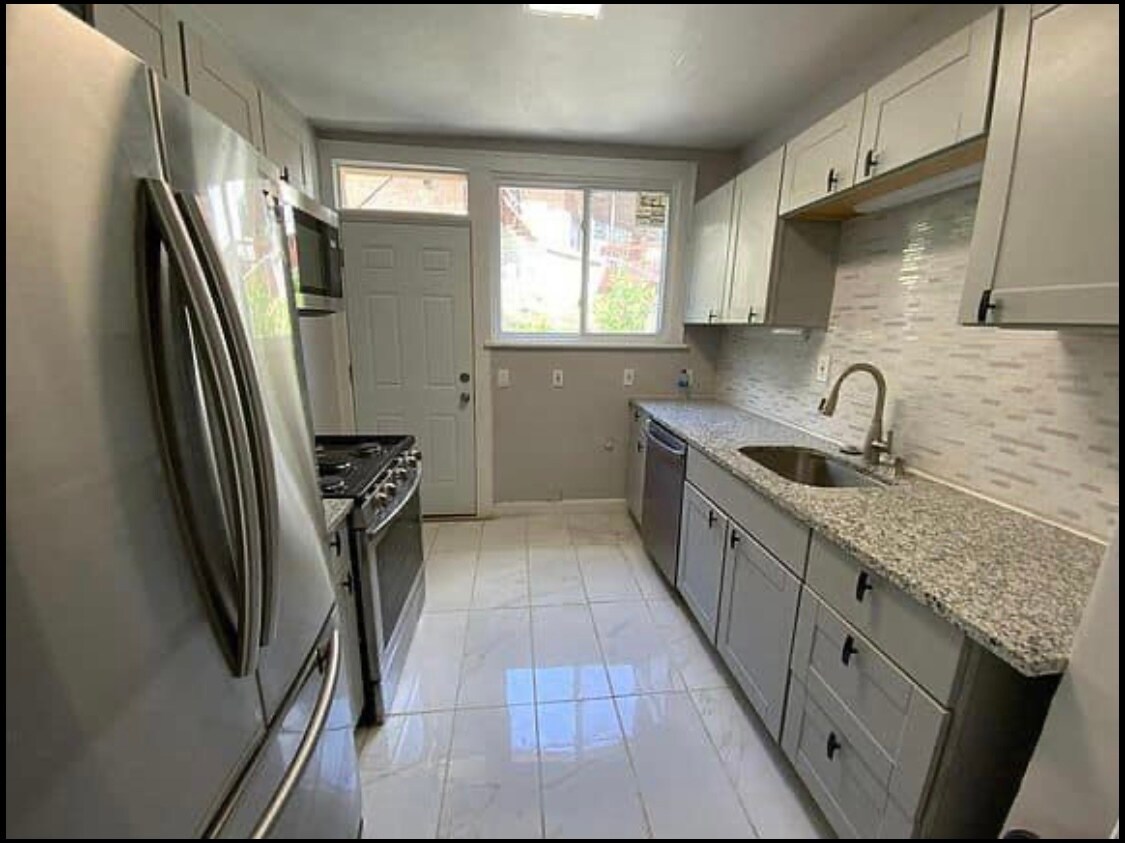 Kitchen - 915 Washington Blvd
