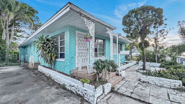 Building Photo - Urban Oasis: Spacious 5 Bed, 2 Bath Home i...