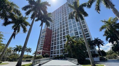 Building Photo - 1541 Brickell Ave