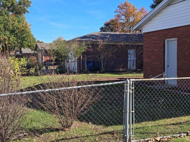 Foto del edificio - Mid-town red brick ranch home with 3 bed, ...