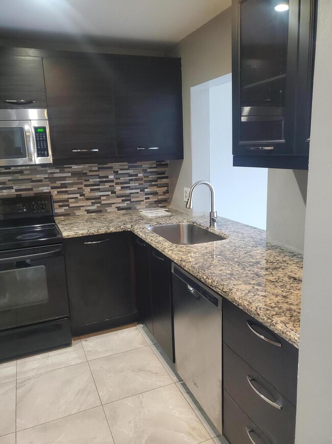 Foto del edificio - 7410 Woodmont Terrace