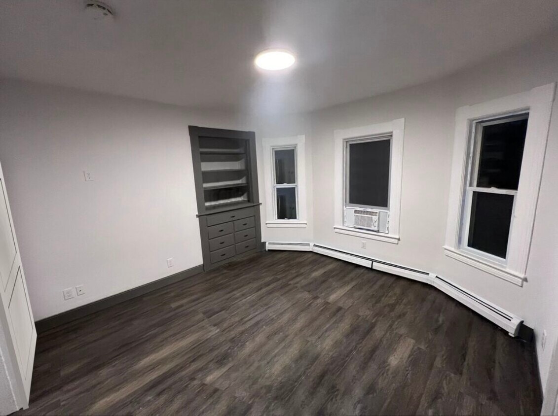 Living - 197 White St
