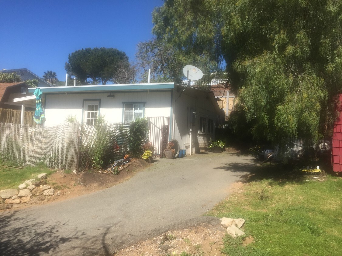 Foto del edificio - 8574 Golden Ridge Rd