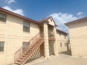 Building Photo - 1502 E San Pedro St