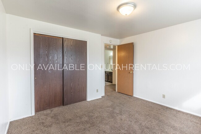 Foto del edificio - 1036 S Virginia Cir