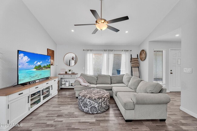 Foto del edificio - 1510 E Commerce Ave