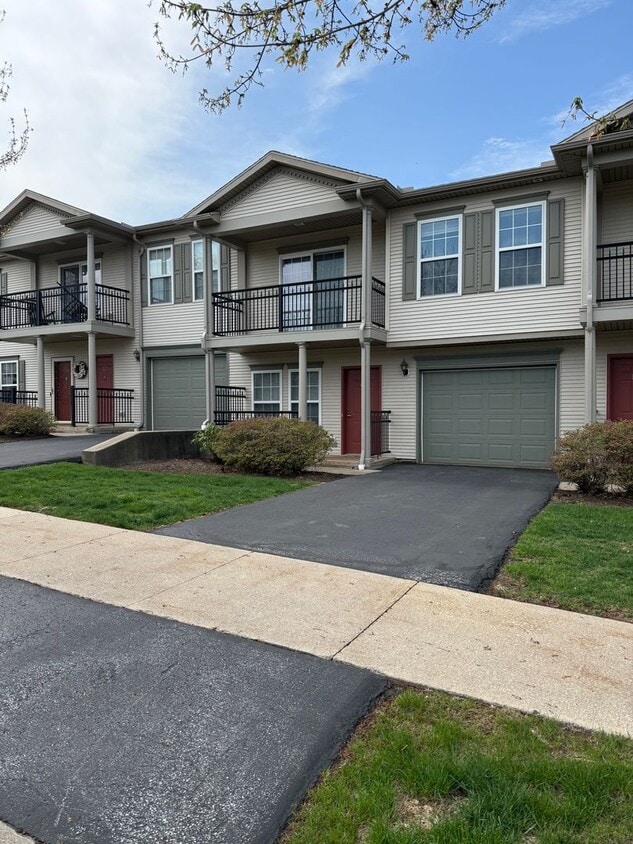 Foto del edificio - Beautiful Townhome in Homecoming Ridge with On-site Pool, Workout Facility and More